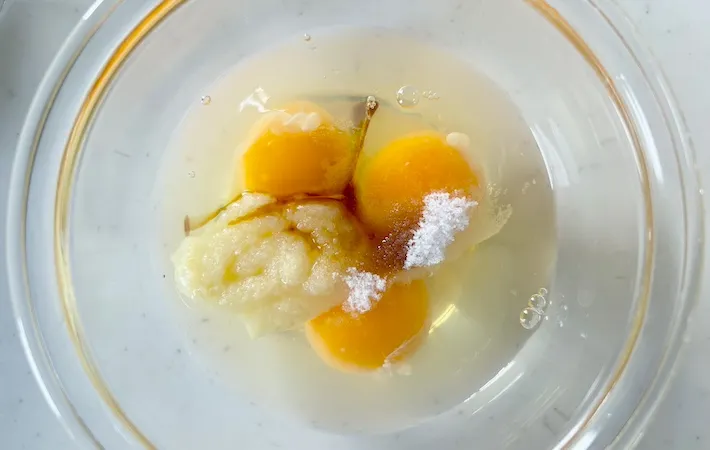 ボウルに卵と調味料を入れた画像（撮影：エニママ）