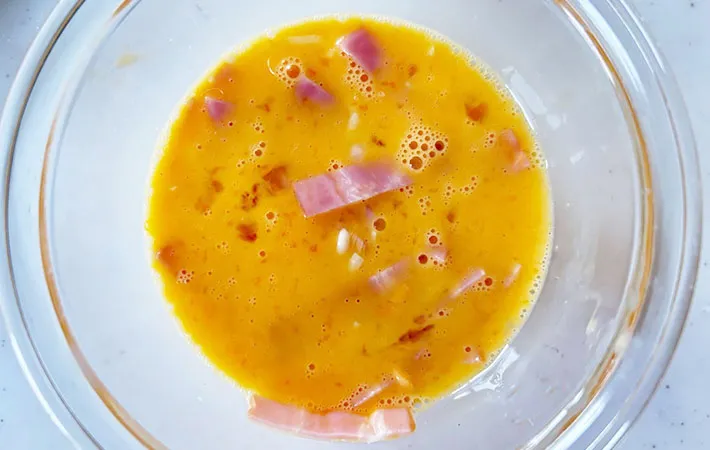 卵、ベーコン、塩コショウ、牛乳、ピザ用チーズを混ぜた画像（撮影:エニママ）