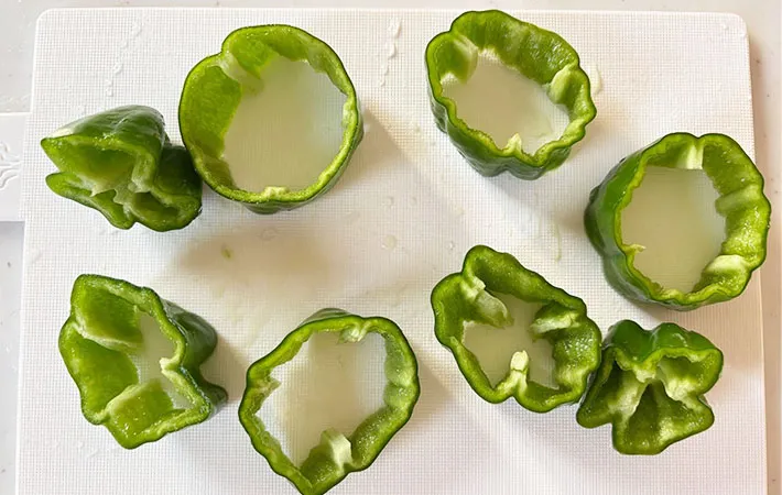 ピーマンを4等分にした画像（撮影:エニママ）