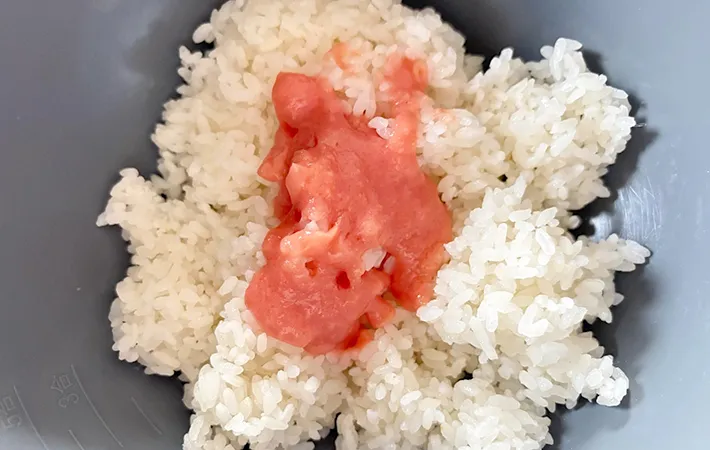 ご飯と『あえるパスタソース　たらこ』を入れた画像（撮影：エニママ）