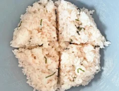 『あえるパスタソース　たらこ』でおにぎりを作る画像（撮影：エニママ）