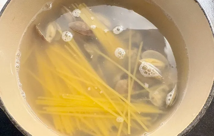 沸騰した鍋に麺とあさりを加えた画像（撮影：エニママ）