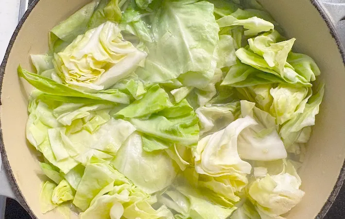 春キャベツを鍋に投入した画像（撮影：エニママ）