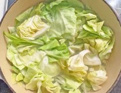 春キャベツを鍋に投入した画像（撮影：エニママ）