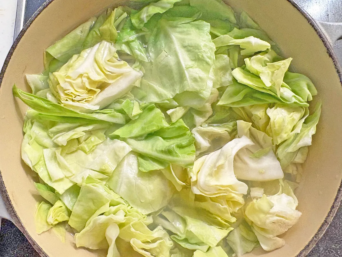 春キャベツを鍋に投入した画像（撮影：エニママ）