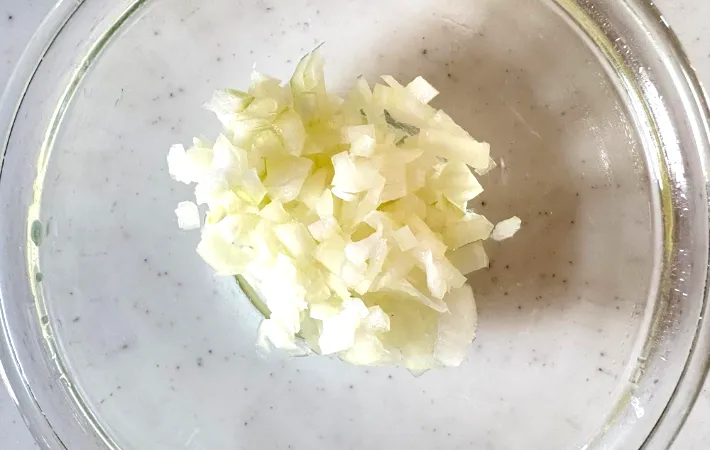 タマネギをみじん切りにした画像（撮影：エニママ）