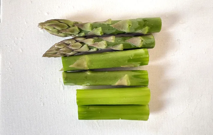 アスパラを3等分にした画像（撮影：エニママ）