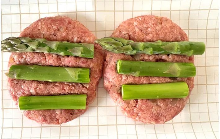 ハンバーグを成形してアスパラを乗せた画像（撮影：エニママ）