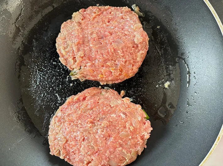 フライパンにハンバーグを並べた画像（撮影：エニママ）