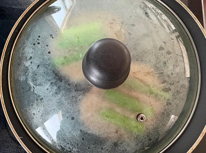 蓋をして蒸し焼きにしている画像（撮影：エニママ）