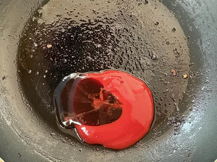 ソースを作っている画像（撮影：エニママ）