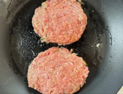 アスパラのせハンバーグの調理写真（撮影：エニママ）