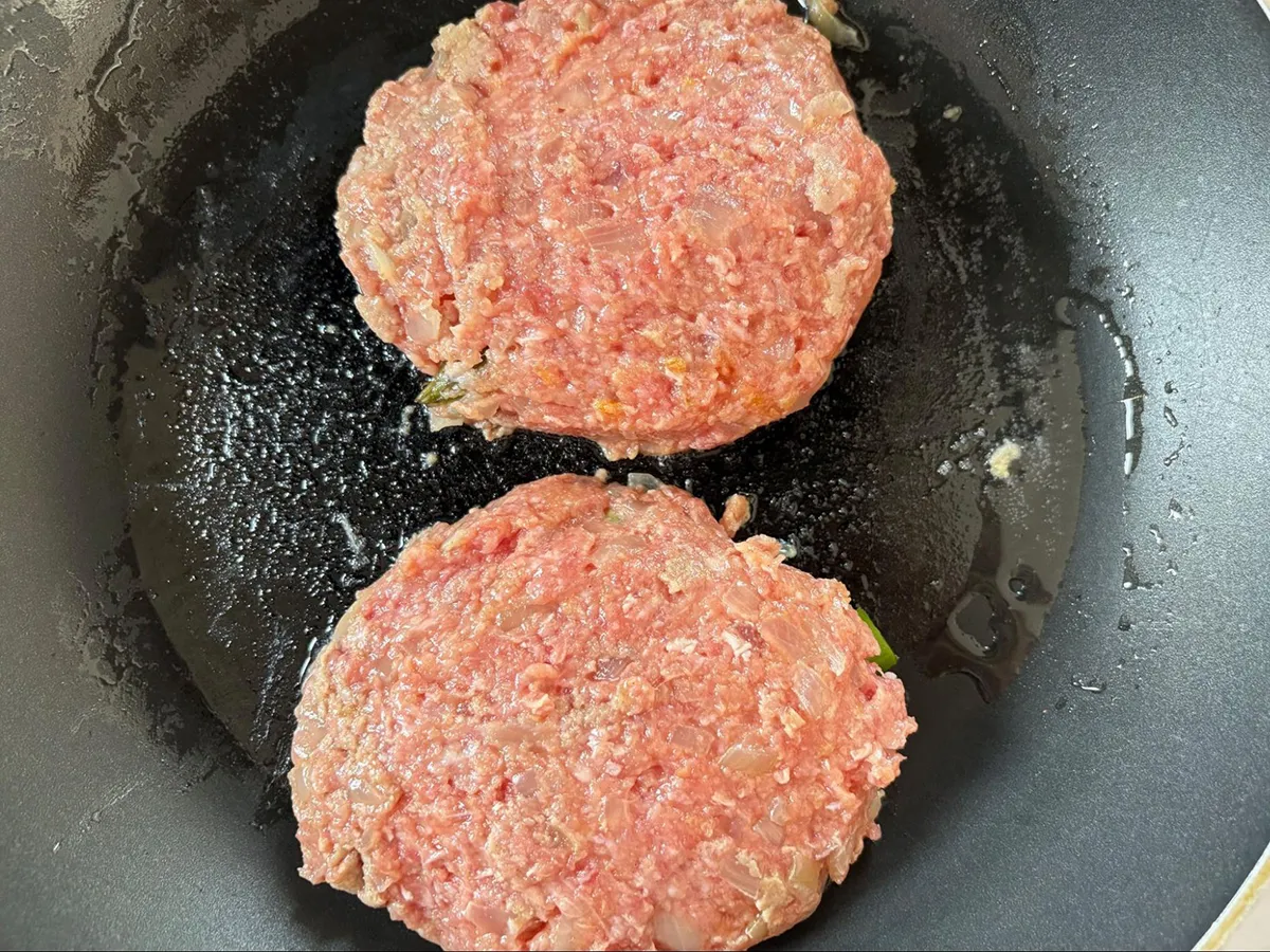 アスパラのせハンバーグの調理写真（撮影：エニママ）