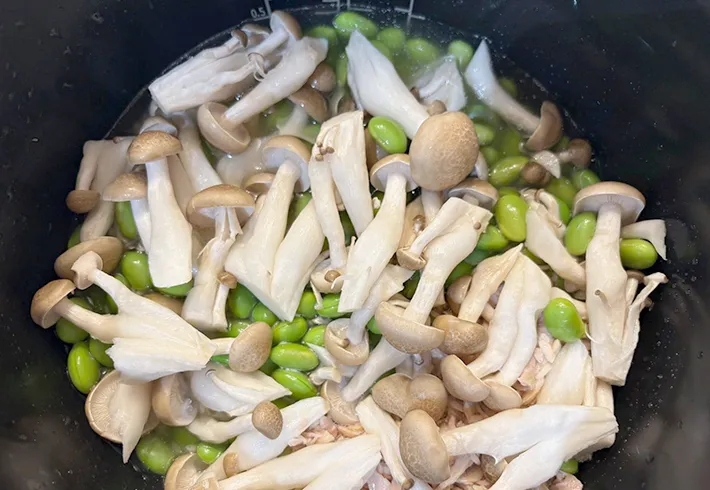 炊飯器に材料を入れた画像（撮影：エニママ）