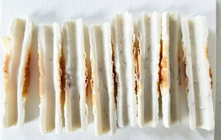 ちくわを縦に半分に切った画像（撮影：エニママ）