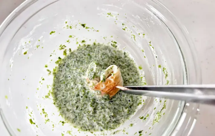 ちくわに衣を付ける画像（撮影：エニママ）