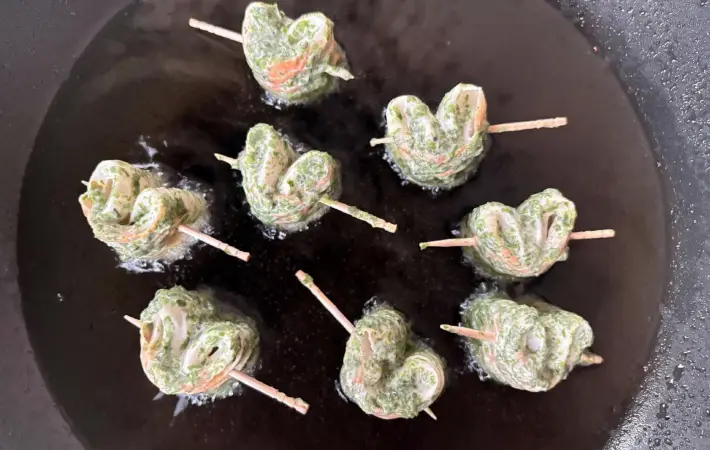 ちくわをフライパンに並べた画像（撮影：エニママ）