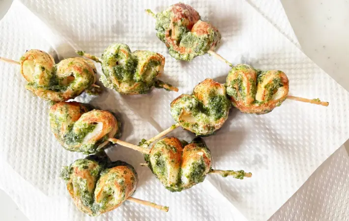 キッチンペーパーを敷いた皿に取った画像（撮影：エニママ）