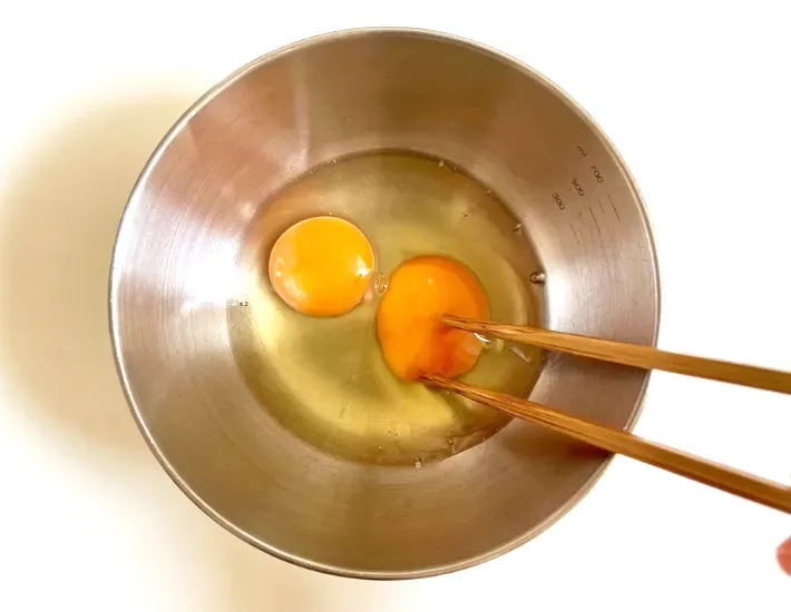 卵を溶きほぐす写真（撮影:エニママ）