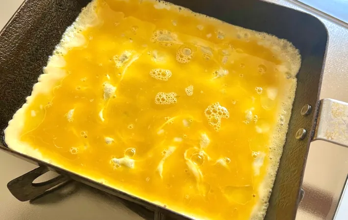 玉子焼き器で焼く写真（撮影:エニママ）