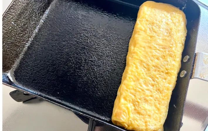 玉子焼き器で巻いていく写真（撮影:エニママ）