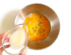 卵液に甘酒を加える写真（撮影:エニママ）