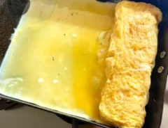 玉子焼きを巻く写真（撮影:エニママ）