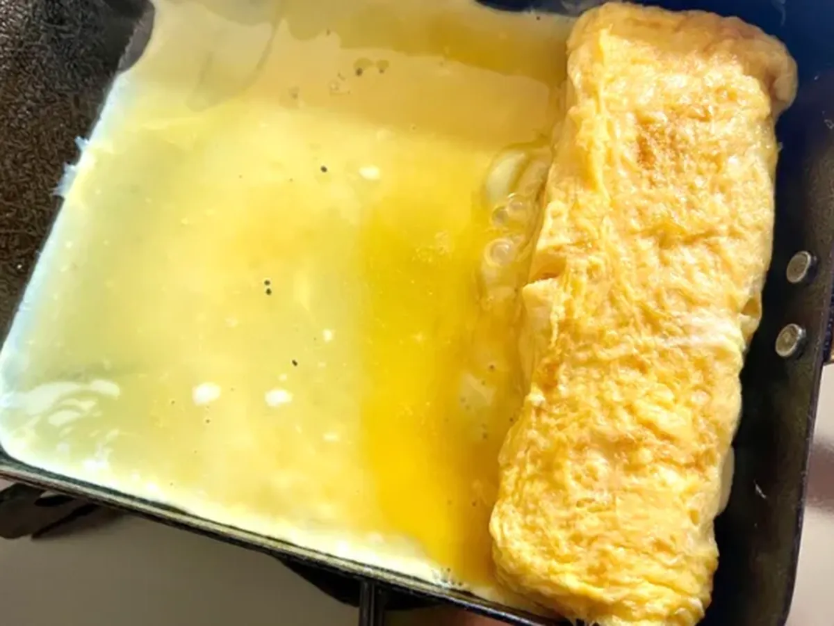 玉子焼きを巻く写真（撮影:エニママ）