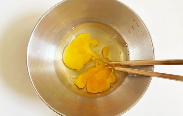 卵を割った画像（撮影:エニママ）