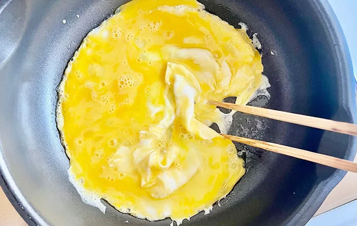 フライパンで卵を焼く画像（撮影:エニママ）