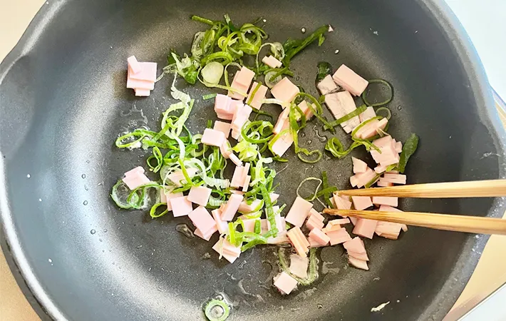 ハムとネギを炒める画像（撮影:エニママ）