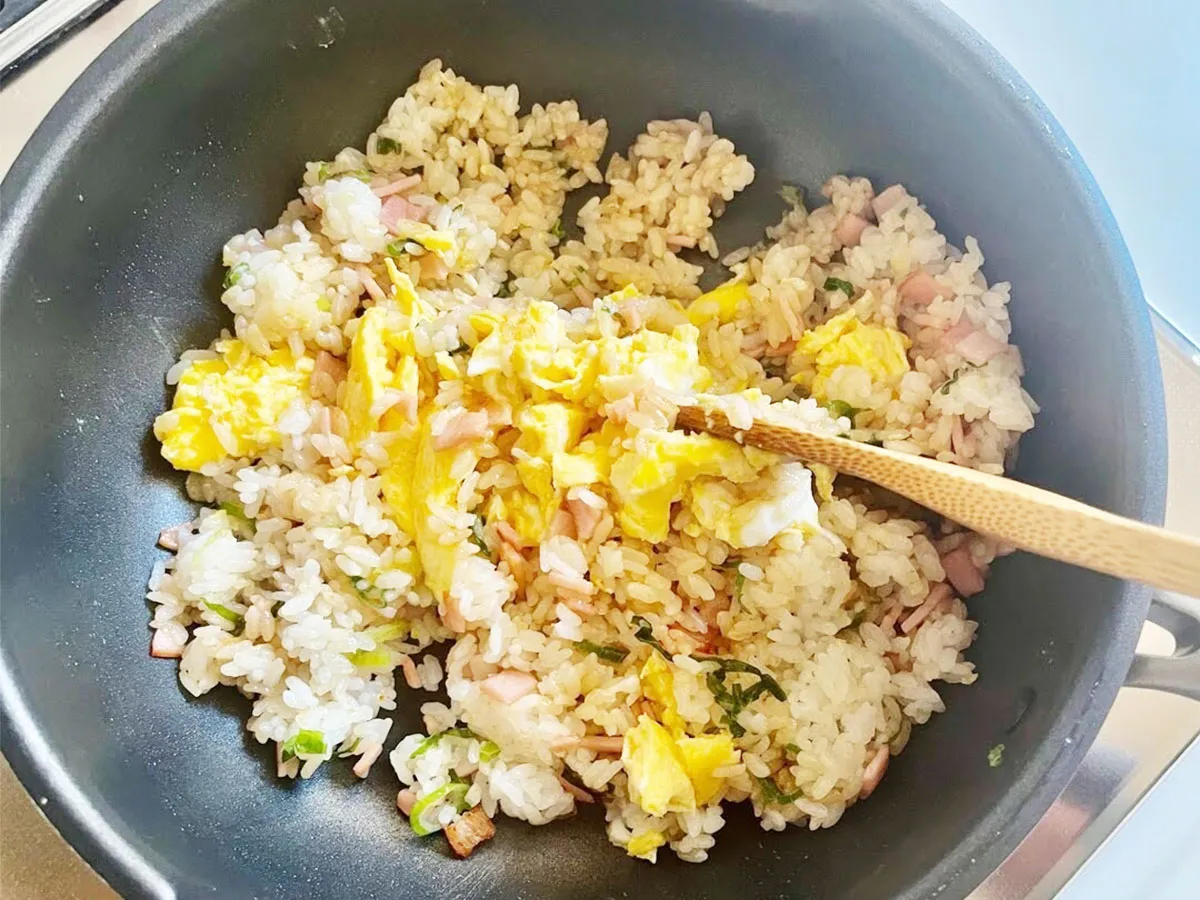 『焼肉のタレ』チャーハンの調理写真（撮影:エニママ）