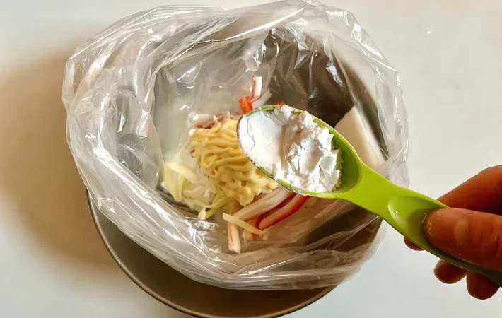 ポリ袋に片栗粉を加える写真（撮影：エニママ）