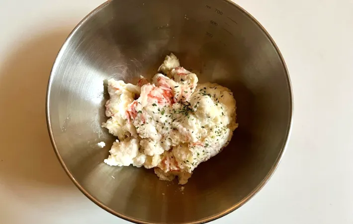 乾燥パセリを振る写真（撮影：エニママ）