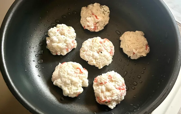 フライパンで焼く写真（撮影：エニママ）