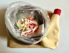 マヨネーズと、ポリ袋に入れたカニカマとチーズ（撮影：エニママ）
