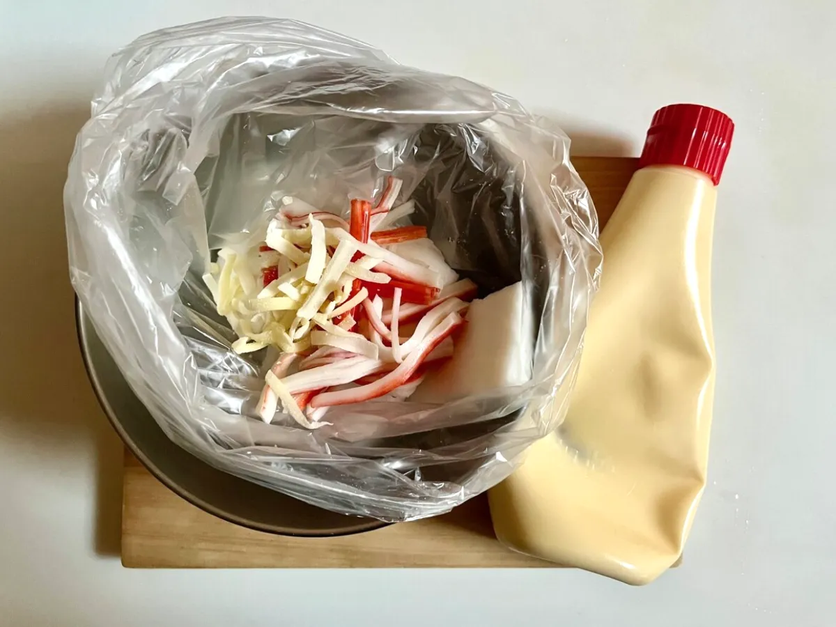 マヨネーズと、ポリ袋に入れたカニカマとチーズ（撮影：エニママ）
