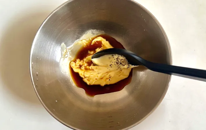 ボウルに調味料の写真（撮影：エニママ）