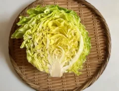 キャベツを半分にカットした写真（撮影：エニママ）