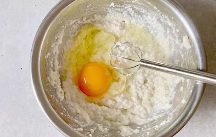 ボウルに全卵とめんつゆを加えた画像（撮影：エニママ）