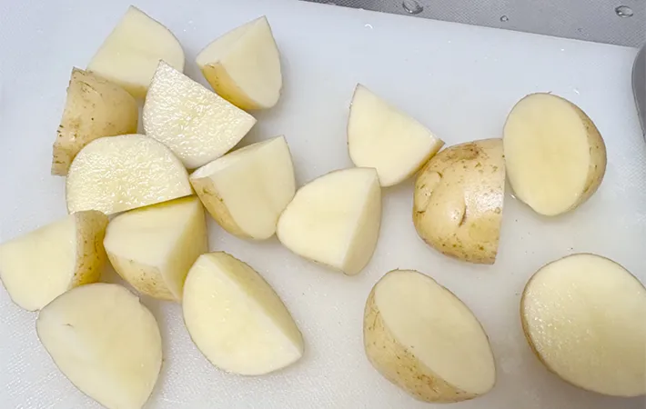 新じゃがを半分に切った画像（撮影：エニママ）