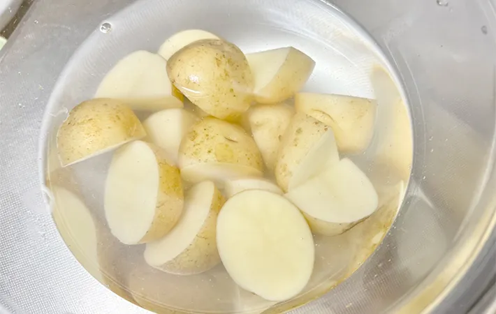 切った新じゃがを水にくぐらせている画像（撮影：エニママ）