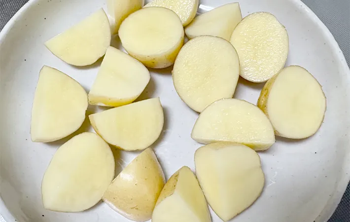 耐熱皿に乗せた新じゃがの画像（撮影：エニママ）