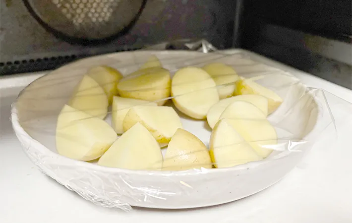 新じゃがを電子レンジで加熱している画像（撮影：エニママ）