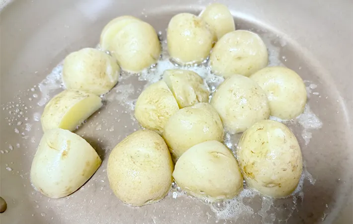 新じゃがをバターで炒めている画像（撮影：エニママ）