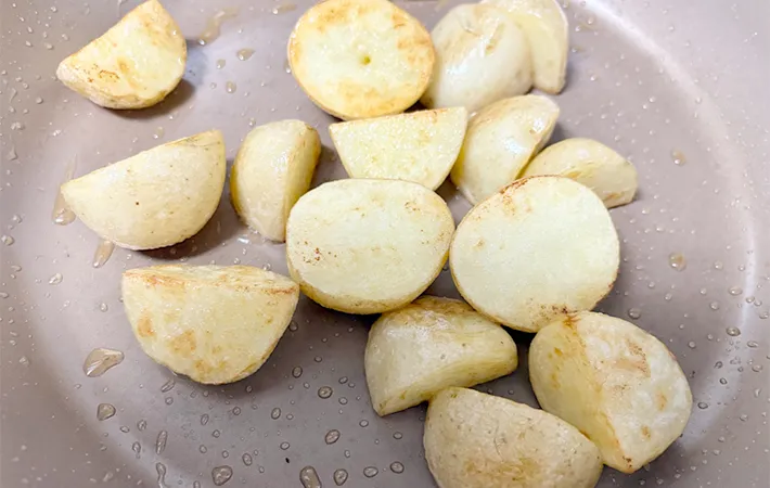 焼き色が付いた新じゃがの画像（撮影：エニママ）