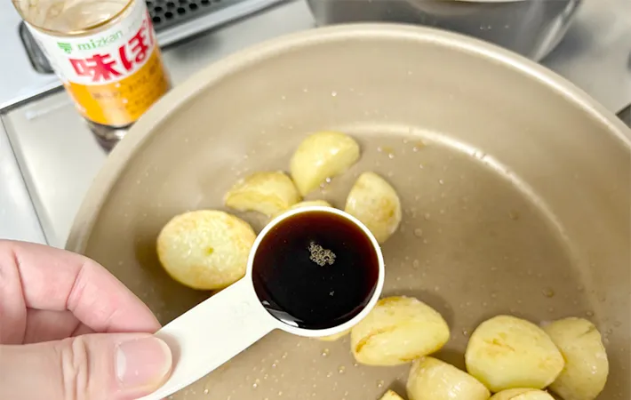 味ぽんを加えている画像（撮影：エニママ）