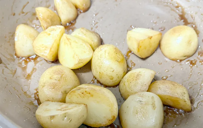 味ぽんを絡めながら炒めている画像（撮影：エニママ）