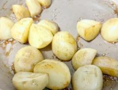 味ぽんを絡めながら炒めている画像（撮影：エニママ）