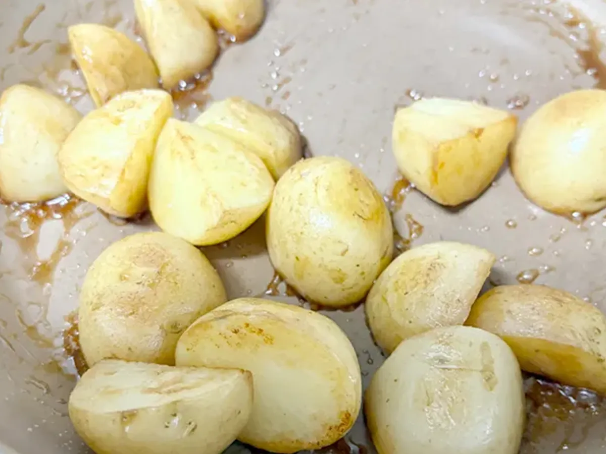 味ぽんを絡めながら炒めている画像（撮影：エニママ）